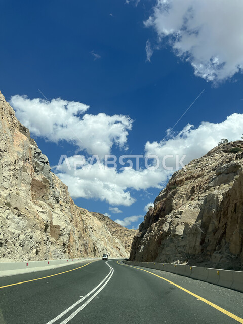 منظر الغيوم البيضاء في السماء، التكوينات والتشكيلات الطبيعية للصخور والحجارة، معالم وأماكن سياحية في السعودية، الطريق السريع لجبال الشفا في مدينة الطائف بالمملكة، الممرات الجبلية والطرقات المعبدة