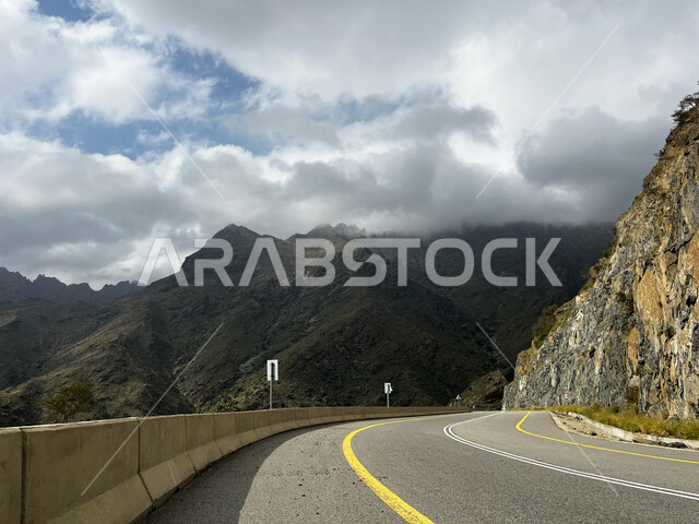 الطريق السريع لجبال الشفا، الممرات والطرقات المعبدة في مدينة الطائف، التضاريس والمرتفعات الجبلية، منظر الغيوم البيضاء في السماء، التكوينات والتشكيلات الطبيعية للصخور والحجارة، معالم وأماكن سياحية في السعودية