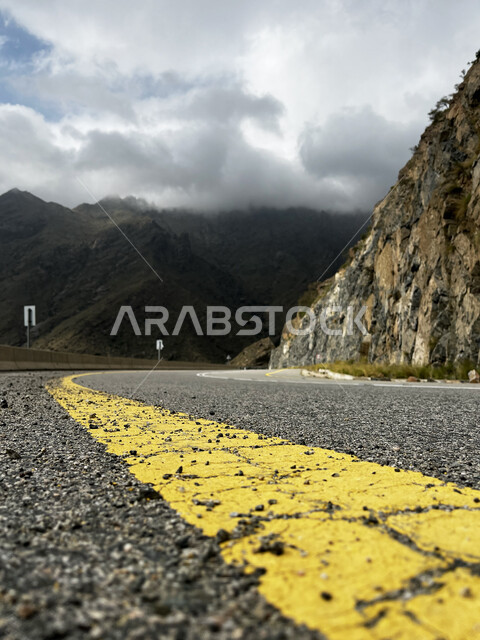 التضاريس والمرتفعات الجبلية، الممرات والطرقات المعبدة في مدينة الطائف، صورة مقربة للطريق السريع لجبال الشفا، منظر الغيوم البيضاء في السماء، التكوينات والتشكيلات الطبيعية للصخور والحجارة، معالم وأماكن سياحية في السعودية