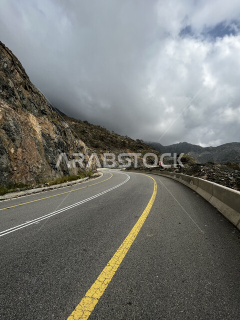 الممرات والطرقات المعبدة في مدينة الطائف، الطريق السريع لجبال الشفا، التضاريس والمرتفعات الجبلية، منظر الغيوم البيضاء في السماء، التكوينات والتشكيلات الطبيعية للصخور والحجارة، معالم وأماكن سياحية في السعودية