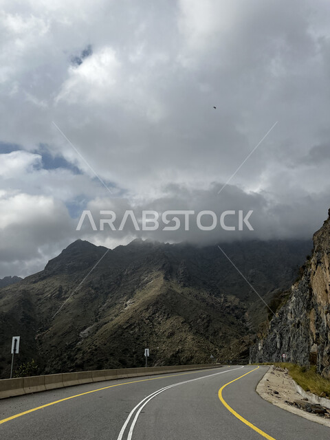 التضاريس والمرتفعات الجبلية، الممرات والطرقات المعبدة في مدينة الطائف، صورة مقربة للطريق السريع لجبال الشفا، منظر الغيوم البيضاء في السماء، التكوينات والتشكيلات الطبيعية للصخور والحجارة، معالم وأماكن سياحية في السعودية