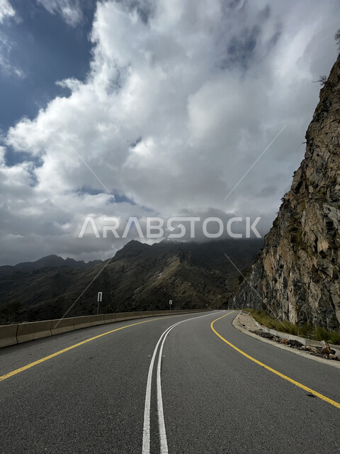 الممرات والطرقات المعبدة في مدينة الطائف، الطريق السريع لجبال الشفا، التضاريس والمرتفعات الجبلية، منظر الغيوم البيضاء في السماء، التكوينات والتشكيلات الطبيعية للصخور والحجارة، معالم وأماكن سياحية في السعودية