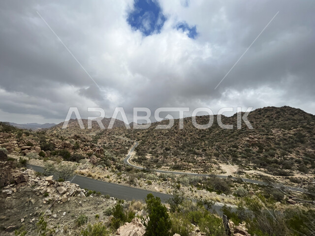 الطريق السريع لجبال الشفا، الممرات والطرقات المعبدة في مدينة الطائف، التضاريس والمرتفعات الجبلية، منظر الغيوم البيضاء في السماء، التكوينات والتشكيلات الطبيعية للصخور والحجارة، معالم وأماكن سياحية في السعودية