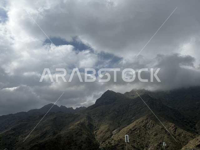 التكوينات والتشكيلات الصخرية الطبيعية، التضاريس المرتفعات الجبلية، أماكن سياحية مشهورة في السعودية, منظر الغيوم البيضاء فوق سماء جبال الشفا في الطائف