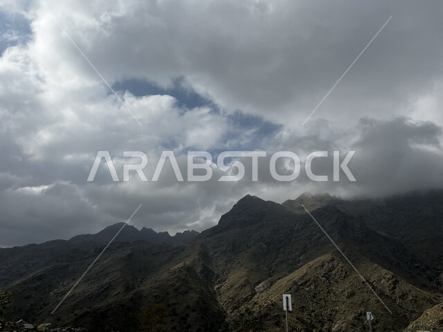 التضاريس المرتفعات الجبلية، التكوينات والتشكيلات الصخرية الطبيعية، أماكن سياحية مشهورة في السعودية, منظر الغيوم البيضاء فوق سماء جبال الشفا في الطائف