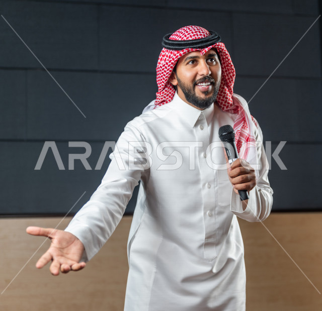 مقدم مسرحي سعودي خليجي على خشبة المسرح ،  تقديم العروضات المسرحية ، القاء الخطابات ، الحوارات و النقاشات ، اداء تمثيلي ، ايماءات وجه و يدين مختلفة ، الفن المسرحي