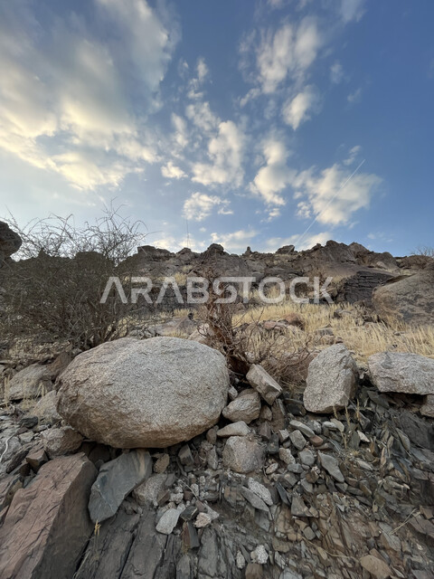 الاستمتاع بالمناظر الطبيعية، التشكيلات والتكوينات الصخرية في المملكة العربية السعودية، التضاريس والنحت الصخري في المناطق المرتفعة في مدينة جدة، معالم سياحية مشهورة، منظر الغيوم في سماء عسفان