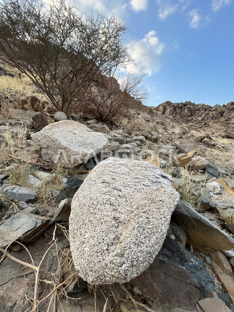 النحت الصخري في المناطق المرتفعة في مدينة جدة، الاستمتاع بالمناظر الطبيعية، التشكيلات والتكوينات الصخرية في المملكة العربية السعودية، معالم سياحية مشهورة، منظر الغيوم في سماء عسفان