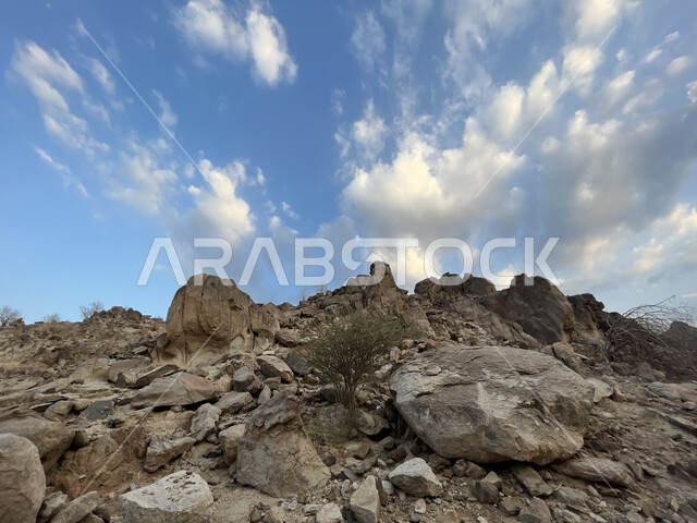 الاستمتاع بالمناظر الطبيعية، التشكيلات والتكوينات الصخرية في المملكة العربية السعودية، التضاريس والنحت الصخري في المناطق المرتفعة في مدينة جدة، معالم سياحية مشهورة، منظر الغيوم في سماء عسفان