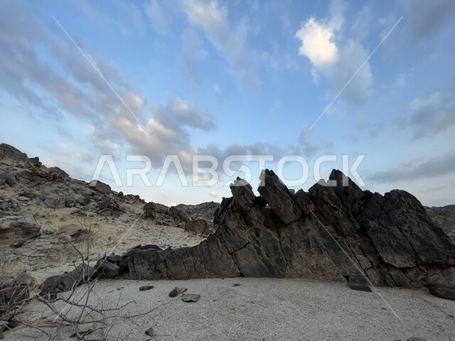 التشكيلات والتكوينات الجبلية الصخرية في المملكة العربية السعودية، التضاريس والنحت الصخري في المناطق المرتفعة في مدينة جدة، الاستمتاع بالمناظر الطبيعية، معالم سياحية مشهورة، منظر الغيوم في سماء عسفان