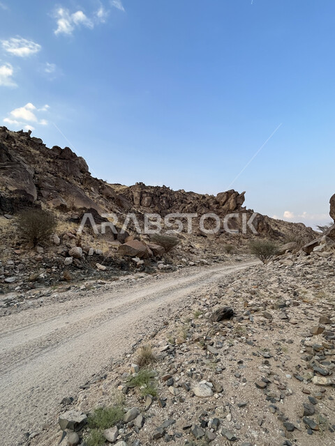 منظر الغيوم في سماء عسفان، ممرات وطرقات جبلية معبدة، المناطق المرتفعة في مدينة جدة، معالم سياحية مشهورة، الاستمتاع بالمناظر الطبيعية، التشكيلات والتكوينات الصخرية في المملكة العربية السعودية