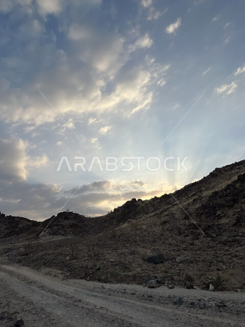 التشكيلات والتكوينات الصخرية في المملكة العربية السعودية، منظر الغيوم في سماء عسفان، ممرات وطرقات جبلية معبدة، المناطق المرتفعة في مدينة جدة، معالم سياحية مشهورة، الاستمتاع بالمناظر الطبيعية