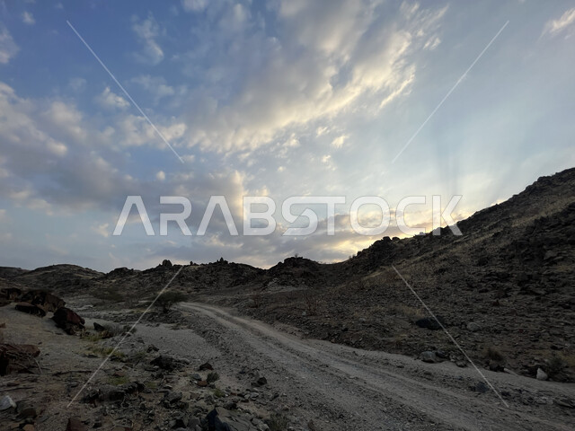 ممرات وطرقات جبلية معبدة، المناطق المرتفعة في مدينة جدة، معالم سياحية مشهورة، الاستمتاع بالمناظر الطبيعية، التشكيلات والتكوينات الصخرية في المملكة العربية السعودية، منظر الغيوم في سماء عسفان