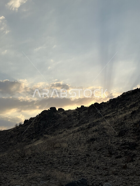 التشكيلات والتكوينات الجبلية الصخرية في المملكة العربية السعودية، التضاريس والنحت الصخري في المناطق المرتفعة في مدينة جدة، الاستمتاع بالمناظر الطبيعية، معالم سياحية مشهورة، منظر الغيوم في سماء عسفان