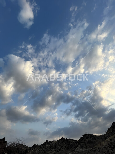 منظر الغيوم في سماء عسفان، التشكيلات والتكوينات الجبلية الصخرية في المملكة العربية السعودية، التضاريس والنحت الصخري في المناطق المرتفعة في مدينة جدة، الاستمتاع بالمناظر الطبيعية، معالم سياحية مشهورة