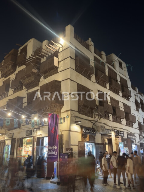 توافد الزوار إلى البلدة الاثرية في شهر رمضان المبارك، زينة وأضواء الشهر الفضيل، الفن الهندسي المعماري على الطراز العربي الإسلامي، القرية التاريخية في مدينة جدة، أماكن سياحية جذابة في المملكة العربية السعودية، النوافذ الخشبية والأبنية القديمة في وقت الليل