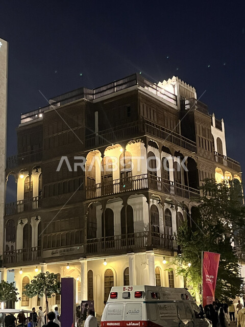 الفن الهندسي المعماري على الطراز العربي الإسلامي، توافد الزوار إلى البلدة الاثرية في شهر رمضان المبارك، القرية التاريخية في مدينة جدة، أماكن سياحية جذابة في المملكة العربية السعودية، النوافذ الخشبية والأبنية القديمة في وقت الليل