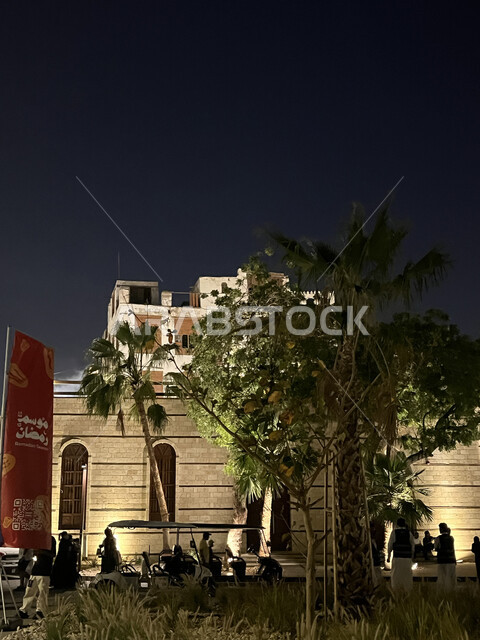 توافد الزوار إلى البلدة الاثرية في شهر رمضان المبارك، الفن الهندسي المعماري على الطراز العربي الإسلامي، القرية التاريخية في مدينة جدة، أماكن سياحية جذابة في المملكة العربية السعودية، النوافذ الخشبية والأبنية القديمة في وقت الليل