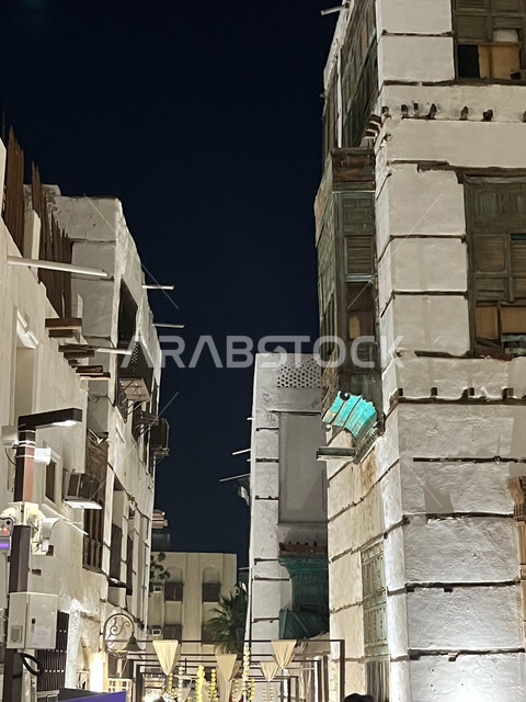 القرية التاريخية في مدينة جدة، الفن الهندسي المعماري على الطراز العربي الإسلامي، صورة مقربة للنوافذ الخشبية والأبنية القديمة في وقت الليل، أماكن سياحية جذابة في المملكة العربية السعودية