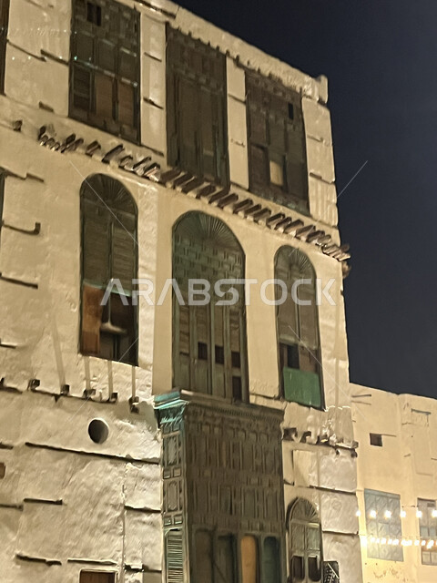 الفن الهندسي المعماري على الطراز العربي الإسلامي، القرية التاريخية في مدينة جدة، صورة مقربة للنوافذ الخشبية والأبنية القديمة في وقت الليل، أماكن سياحية جذابة في المملكة العربية السعودية