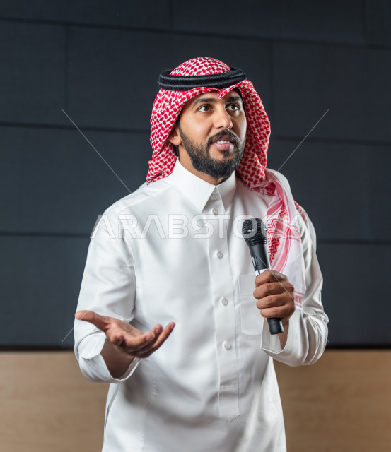 مقدم مسرحي سعودي خليجي على خشبة المسرح ،  تقديم العروضات المسرحية ، القاء الخطابات ، الحوارات و النقاشات ، اداء تمثيلي ، ايماءات وجه و يدين مختلفة ، الفن المسرحي