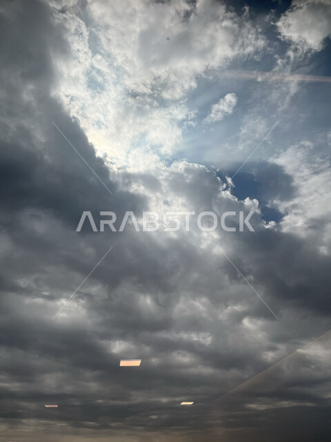 الاستمتاع بمشاهدة المناظر الطبيعية الهادئة، تجمع السحب البيضاء والرمادية استعدادا لهطول المطر فوق مدينة جدة، صورة مقربة لسماء المملكة العربية السعودية الملبدة بالغيوم