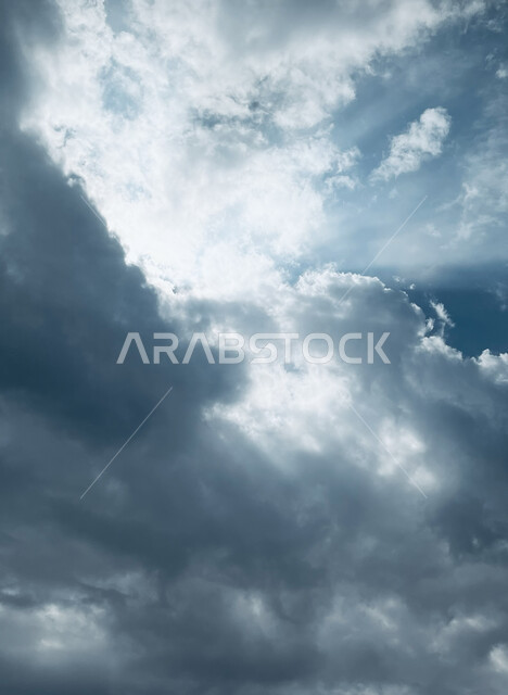 تجمع السحب البيضاء والرمادية استعدادا لهطول المطر فوق مدينة جدة، صورة مقربة لسماء المملكة العربية السعودية الملبدة بالغيوم، الاستمتاع بمشاهدة المناظر الطبيعية الهادئة