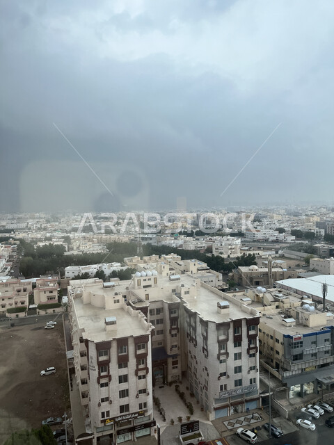 الازدحام المروري والسكاني في المدن، الفن الهندسي المعماري للأبنية السكنية في المملكة العربية السعودية، تجمع السحب الرمادية استعدادا لهطول المطر فوق مدينة جدة