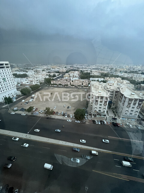 تجمع السحب الرمادية استعدادا لهطول المطر فوق مدينة جدة، الازدحام المروري والسكاني في المدن، الفن الهندسي المعماري للأبنية السكنية في المملكة العربية السعودية