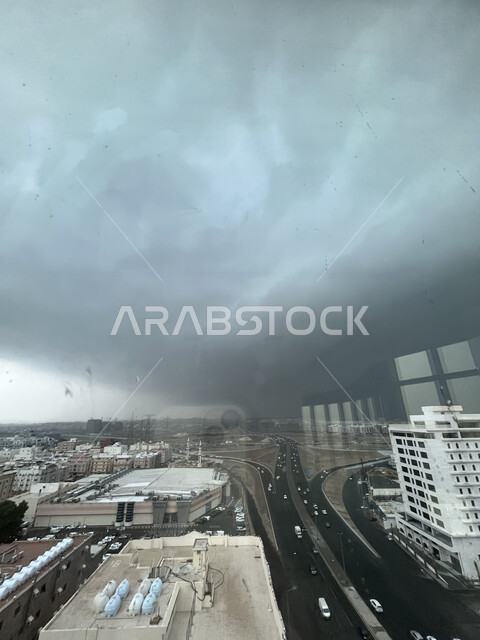 الازدحام المروري والسكاني في المدن، الفن الهندسي المعماري للأبنية السكنية في المملكة العربية السعودية، تجمع السحب الرمادية استعدادا لهطول المطر فوق مدينة جدة