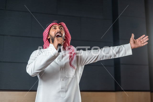مقدم مسرحي سعودي خليجي على خشبة المسرح ،  تقديم العروضات المسرحية ، القاء الخطابات ، الحوارات و النقاشات ، اداء تمثيلي ، ايماءات وجه و يدين مختلفة ، الفن المسرحي