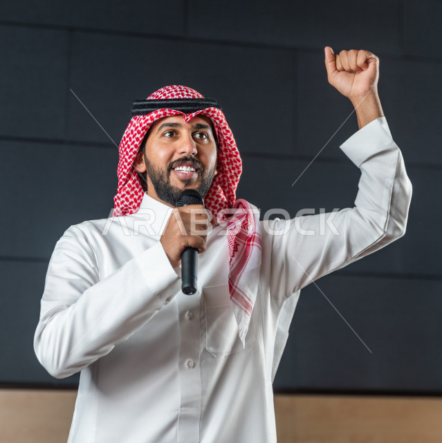 مقدم مسرحي سعودي خليجي على خشبة المسرح ،  تقديم العروضات المسرحية ، القاء الخطابات ، الحوارات و النقاشات ، اداء تمثيلي ، ايماءات وجه و يدين مختلفة ، الفن المسرحي