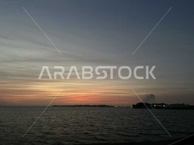 المناظر الطبيعية في الكورنيش على ساحل البحر الاحمر، غروب الشمس على الساحل الصخري، معالم وأماكن سياحية مشهورة، الواجهة البحرية في مدينة جدة في المملكة العربية السعودية، الأجواء الطبيعية الهادئة