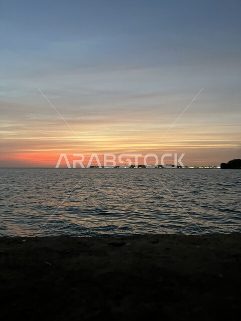 الأجواء البحرية الهادئة، معالم وأماكن سياحية مشهورة في المملكة العربية السعودية، غروب الشمس على الساحل الصخري لجدة، المناظر الطبيعية في الكورنيش على ساحل البحر الاحمر