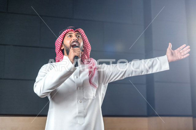 مقدم مسرحي سعودي خليجي على خشبة المسرح ،  تقديم العروضات المسرحية ، القاء الخطابات ، الحوارات و النقاشات ، اداء تمثيلي ، ايماءات وجه و يدين مختلفة ، الفن المسرحي