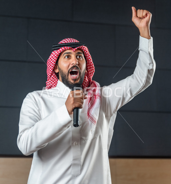 مقدم مسرحي سعودي خليجي على خشبة المسرح ،  تقديم العروضات المسرحية ، القاء الخطابات ، الحوارات و النقاشات ، اداء تمثيلي ، ايماءات وجه و يدين مختلفة ، الفن المسرحي