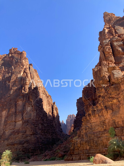 التكوينات والتشكيلات الصخرية على الوديان الجبلية في الأماكن الأثرية التاريخية المشهورة، وادي الديسة في منطقة تبوك، أرض النخيل والعيون الساحرة، سلاسل جبلية ومعالم طبيعية في السعودية، المناطق السياحية في المملكة