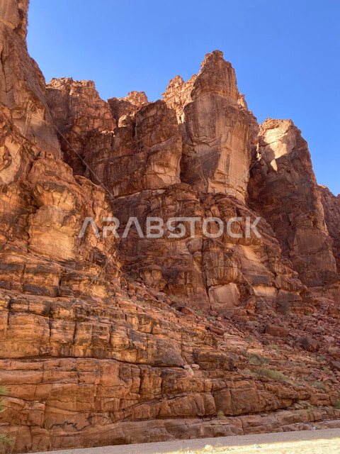 التكوينات والتشكيلات الصخرية على الوديان الجبلية في الأماكن الأثرية التاريخية المشهورة، وادي الديسة في منطقة تبوك، أرض النخيل والعيون الساحرة، سلاسل جبلية ومعالم طبيعية في السعودية، المناطق السياحية في المملكة