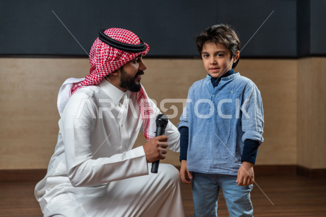 رجل سعودي خليجي في احدى الحفلات المسرحية ،  يقوم بتكريم طالب أمام الحضور في المسرح المدرسي  ، التفاعل مع طفل صغير و هو من احد جماهير المسرح ، الحوارات و النقاشات