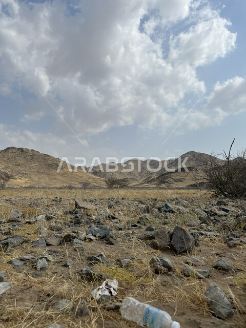 منظر الغيوم البيضاء في السماء، التشكيلات والتكوينات الصخرية للجبال في مدينة جدة، التضاريس والمرتفعات الجبلية في المملكة العربية السعودية، أماكن ومعالم سياحية مشهورة