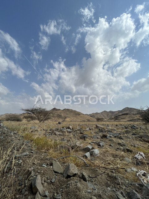 التشكيلات والتكوينات الصخرية للجبال في مدينة جدة، التضاريس والمرتفعات الجبلية في المملكة العربية السعودية، منظر الغيوم البيضاء في السماء، أماكن ومعالم سياحية مشهورة