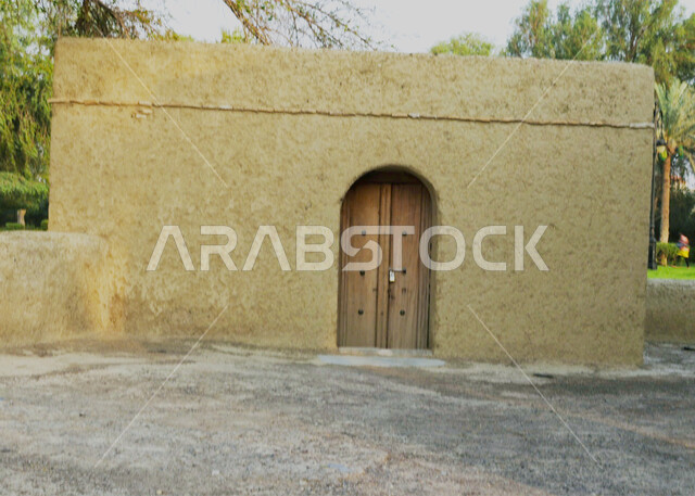 الحصون والقلاع الحربية المشيدة, مناطق جذب واستقطاب السائحين في الإمارات العربية المتحدة، الفن الهندسي المعماري على الطراز القديم, بوابة خشبية في قلعة الجاهلي في مدينة العين بأبو ظبي، المعالم السياحية المشهورة