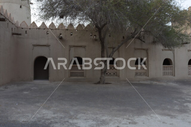 الحصون والقلاع الحربية المشيدة، مناطق جذب واستقطاب السائحين في الإمارات العربية المتحدة، الفن الهندسي المعماري على الطراز القديم، قلعة الجاهلي في مدينة العين بأبو ظبي، المعالم السياحية المشهورة