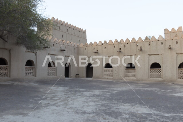 الحصون والقلاع الحربية المشيدة، مناطق جذب واستقطاب السائحين في الإمارات العربية المتحدة، الفن الهندسي المعماري على الطراز القديم، قلعة الجاهلي في مدينة العين بأبو ظبي، المعالم السياحية المشهورة