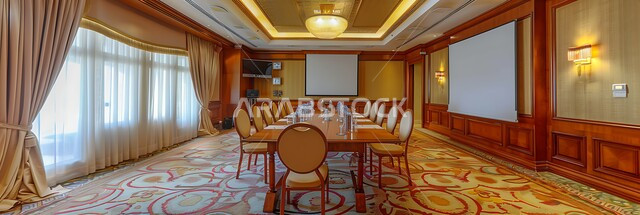  غرف مكتبية بتصاميم وديكورات داخلية كلاسيكية، التصميم العصري الحديث للمكاتب في الشركات السعودية، قاعة اجتماعات واسعة مع طاولة محاطة بكراسي