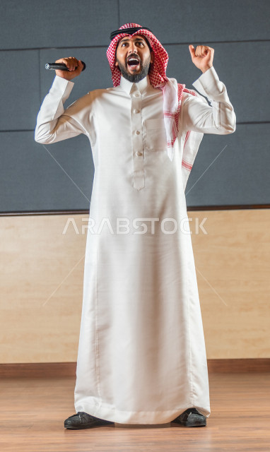 مقدم مسرحي سعودي خليجي على خشبة المسرح ،  تقديم العروضات المسرحية ، القاء الخطابات ، الحوارات و النقاشات ، اداء تمثيلي ، ايماءات وجه و يدين مختلفة ، الفن المسرحي