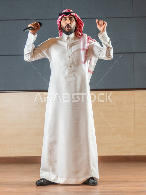 مقدم مسرحي سعودي خليجي على خشبة المسرح ،  تقديم العروضات المسرحية ، القاء الخطابات ، الحوارات و النقاشات ، اداء تمثيلي ، ايماءات وجه و يدين مختلفة ، الفن المسرحي