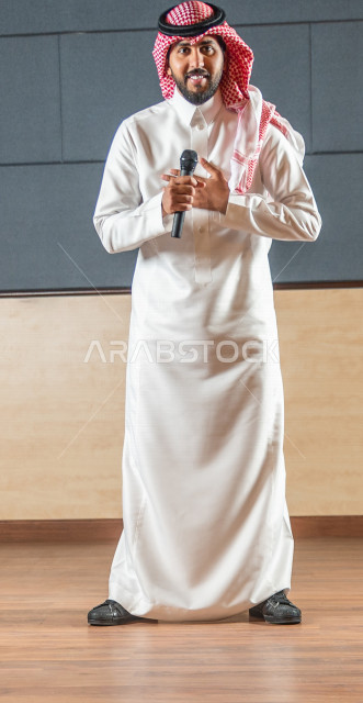 مقدم مسرحي سعودي خليجي على خشبة المسرح ،  تقديم العروضات المسرحية ، القاء الخطابات ، الحوارات و النقاشات ، اداء تمثيلي ، ايماءات وجه و يدين مختلفة ، الفن المسرحي