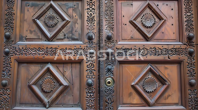  الفنون الهندسية المعمارية والتصاميم الاسلامية للأبواب القديمة في المملكة العربية السعودية, الابواب المصنوعة على الطراز الخشبي القديم, باب خشبي منحوت بالنقوش والزخارف التراثية العربية