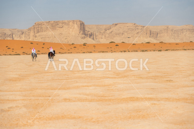 فارسان عربيان سعوديان خليجيان يمتطيان الخيل بسرعة عالية في صحراء السعودية  الخلابة ، ترويض الخيل ، تدريب الخيول ، الخيل العربي الأصيل، هواية ركوب الخيل ، الفروسية ،  مهارات و انشطة ترفيهية ، جمال الصحراء في المملكة العربية السعودية